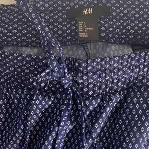 BNWOT H&M Navy Patterned Pant. Front pockets. Slim Leg Sz. L. Drawstring waist.